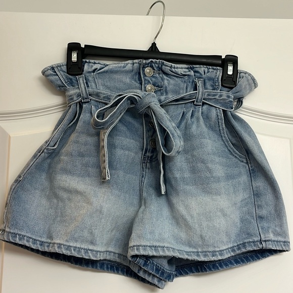 American Eagle Blue Denim Mom Jean Shorts With Bow and Ruffle Top - Picture 1 of 3